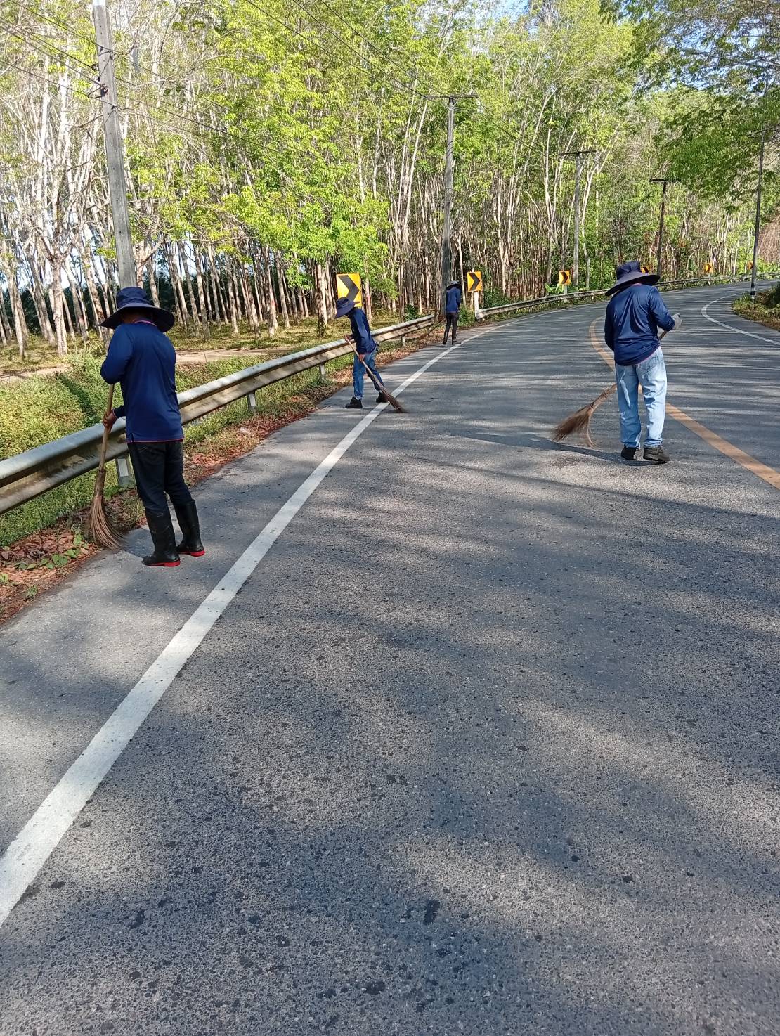 กวาดพื้นถนนและบริเวณข้างทางเข้าออกบริษัท