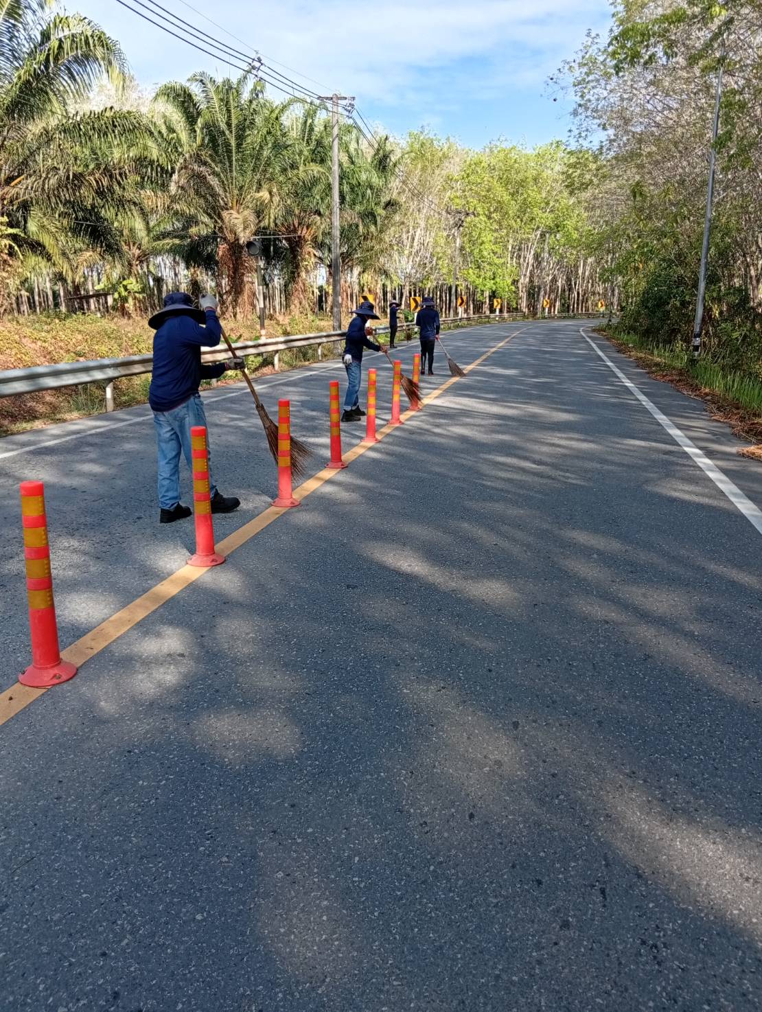 กวาดพื้นถนนและบริเวณข้างทางเข้าออกบริษัท