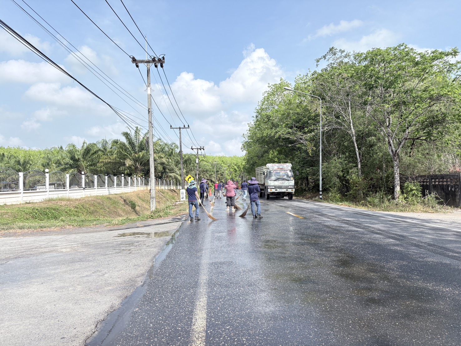 กิจกรรมทำความสะอาดพื้นถนนกำจัดสิ่งกีดขวางทางสัญจรและป้องกันการเกิดอุบัติจากการใช้ถนน