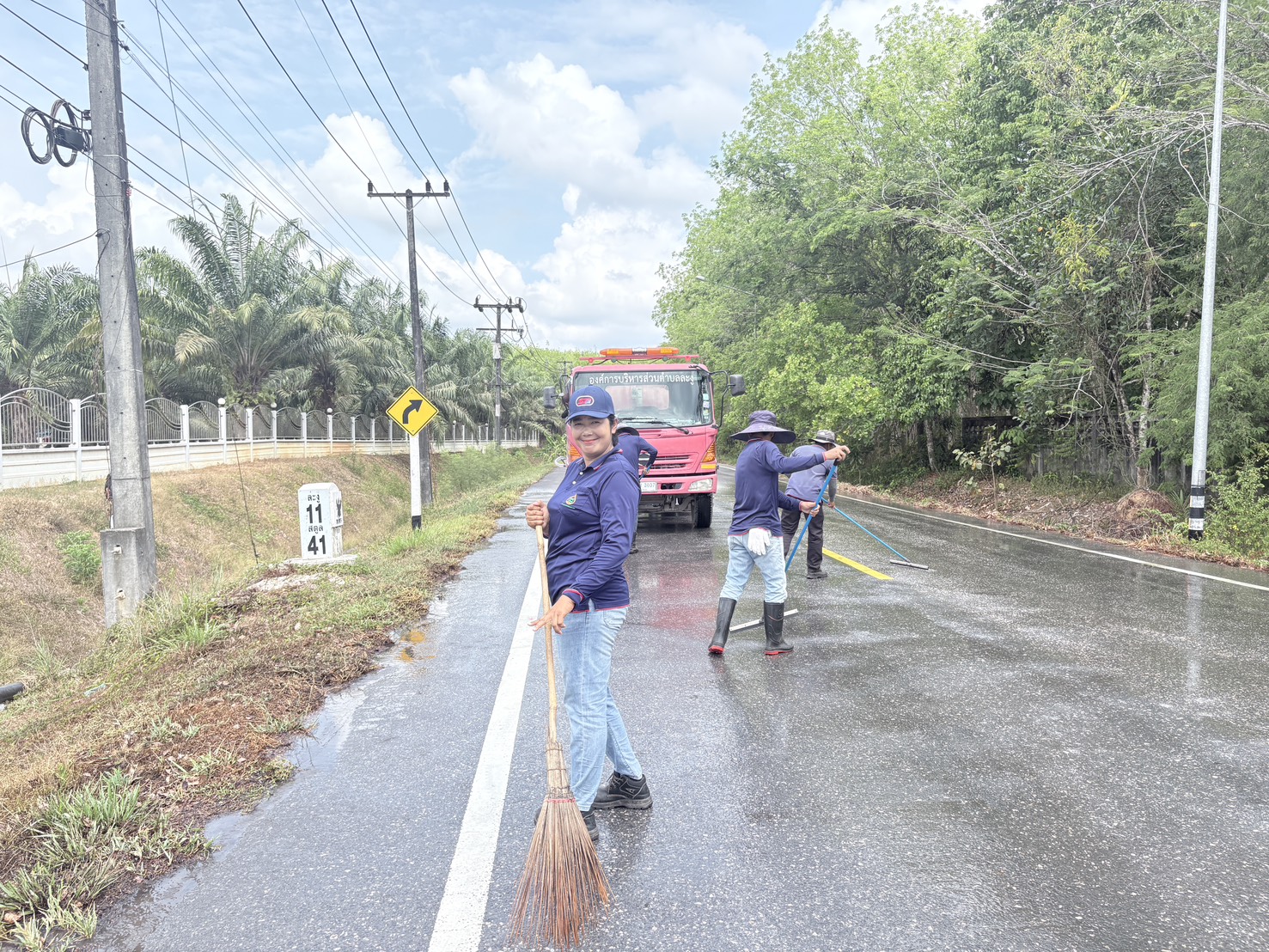 กิจกรรมทำความสะอาดพื้นถนนกำจัดสิ่งกีดขวางทางสัญจรและป้องกันการเกิดอุบัติจากการใช้ถนน