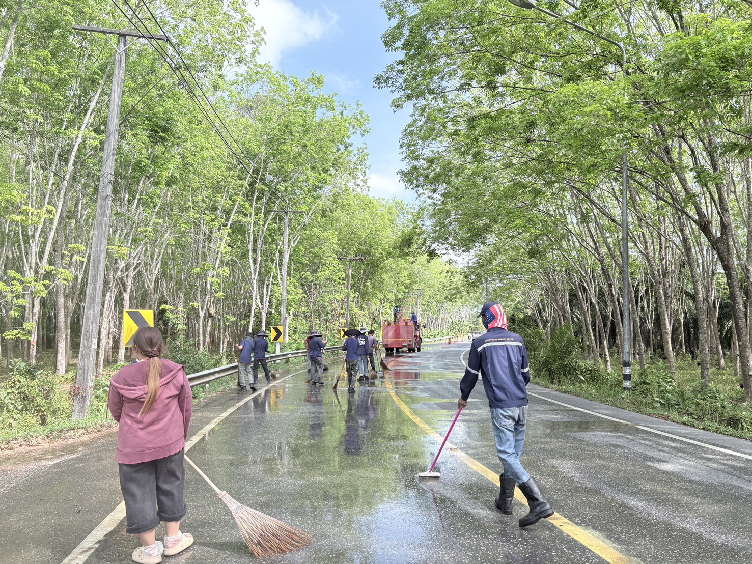 กิจกรรมทำความสะอาดพื้นถนนกำจัดสิ่งกีดขวางทางสัญจรและป้องกันการเกิดอุบัติจากการใช้ถนน