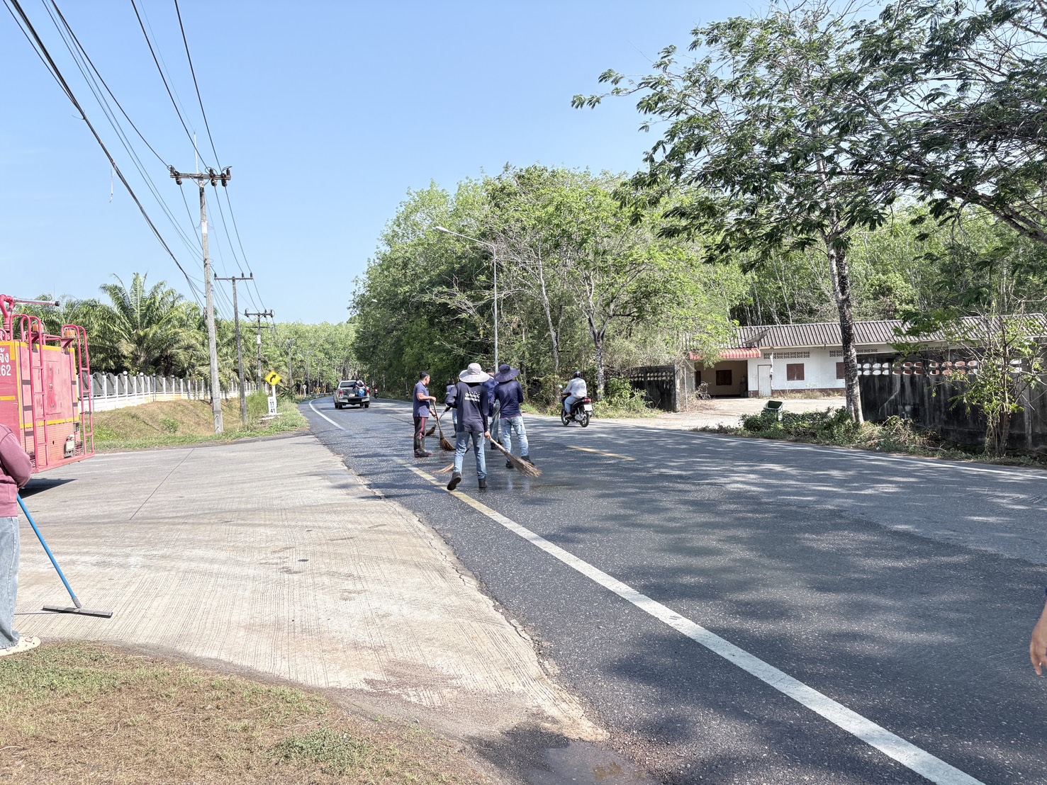 กิจกรรมล้างพื้นถนนบริเวณริมข้างทางเข้าและทางออกบริษัท