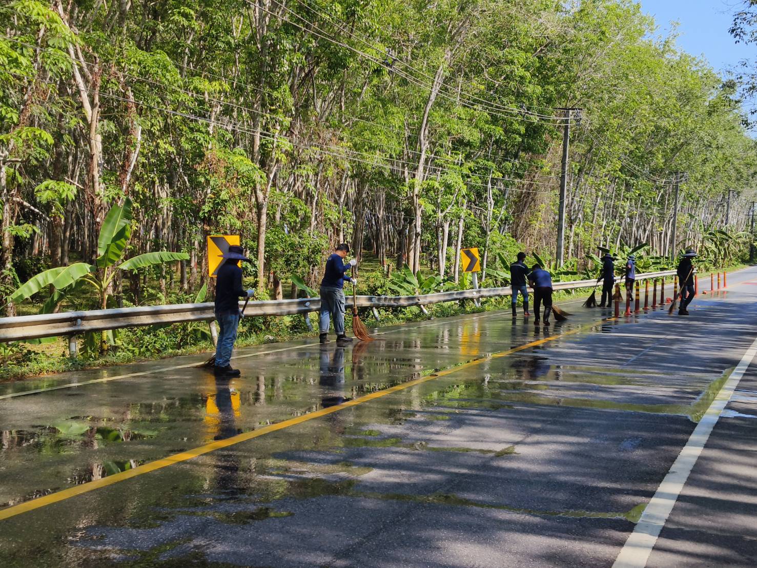 กิจกรรมล้างพื้นถนนบริเวณริมข้างทางเข้าและทางออกบริษัท