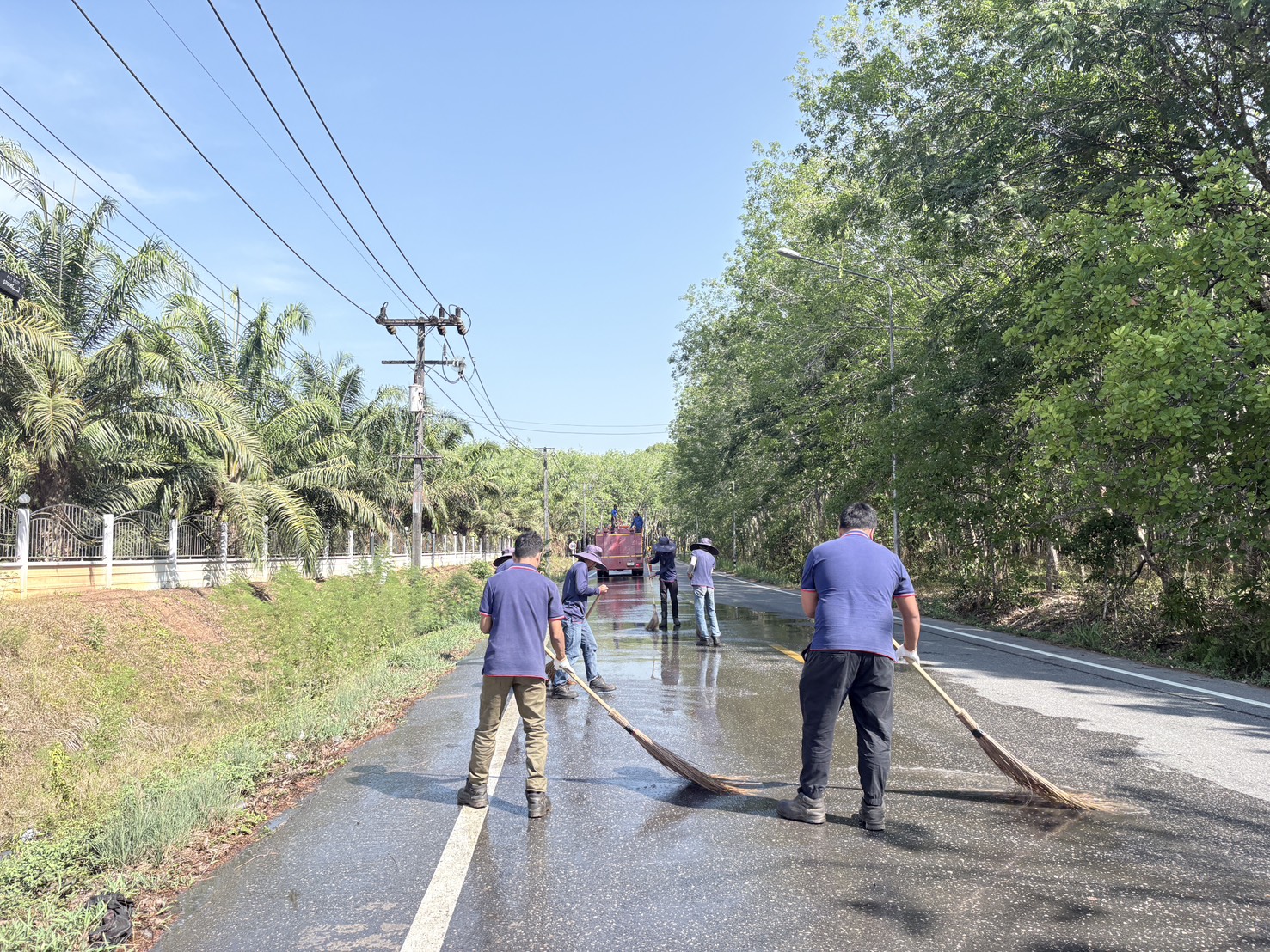 กิจกรรมล้างพื้นถนนบริเวณริมข้างทางเข้าและทางออกบริษัท