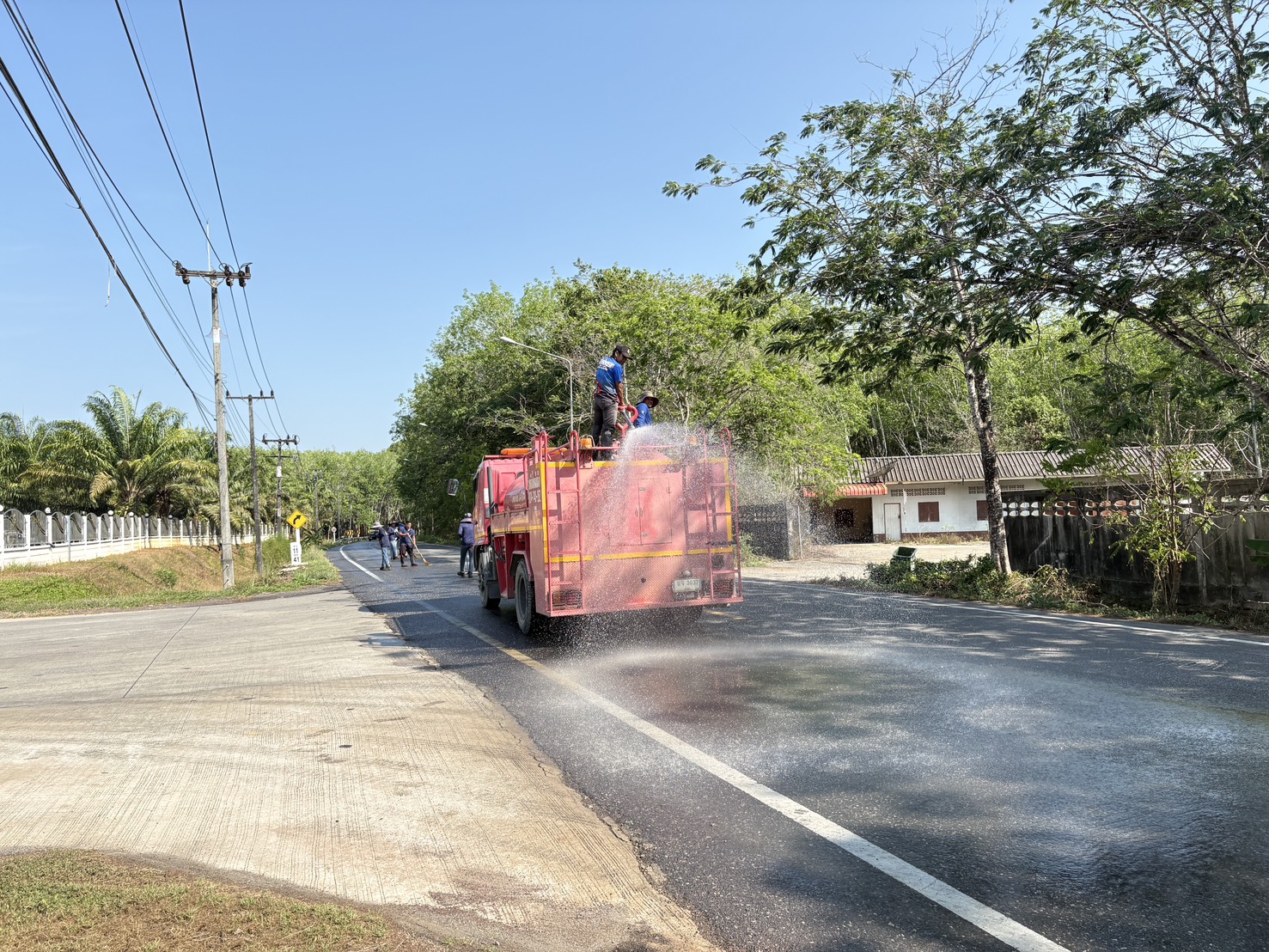 กิจกรรมล้างพื้นถนนบริเวณริมข้างทางเข้าและทางออกบริษัท